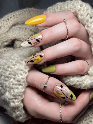 Nails with yellow and green African Sunset gel nail art designs
